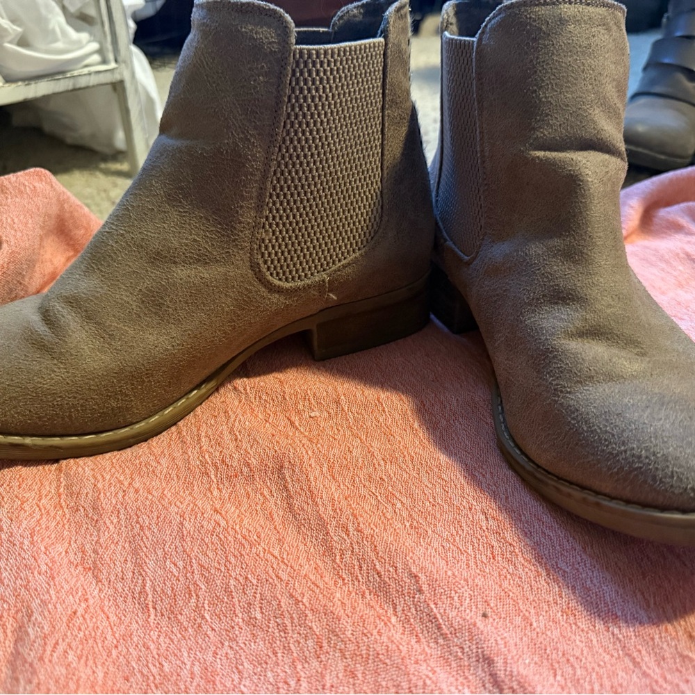 Very G Tan Textured Boots